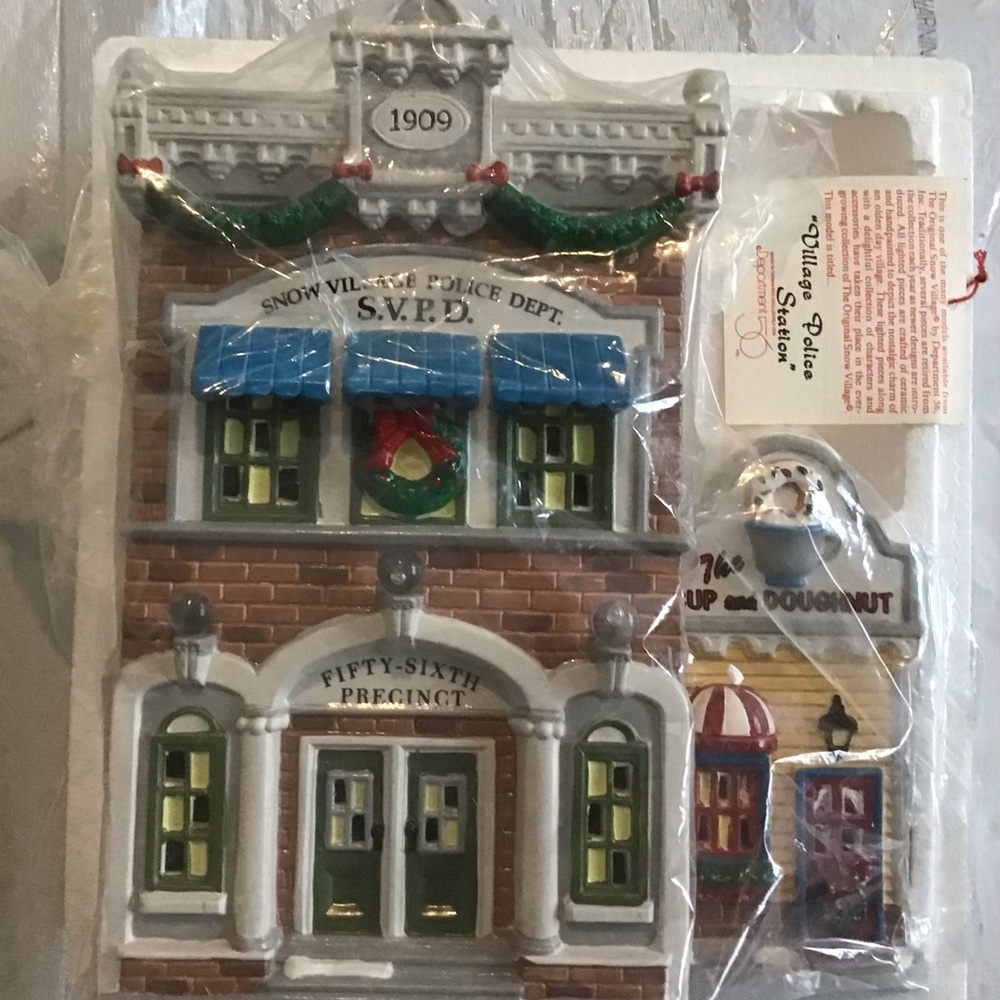 DEPT 56 SNOW VILLAGE 1996 VILLAGE POLICE STATION WITH BOX-RETIRED - Picture 3 of 3